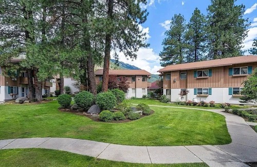 Downtown Leavenworth House | Family-friendly, walk to town, bottom unit, Pet Friendly!