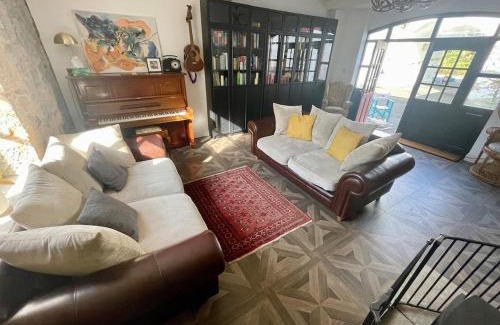 Kilwinning House | Family-Friendly Woodland Getaway - Cosy Gatherings