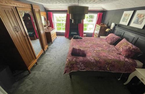 Kilwinning House | Family-Friendly Woodland Getaway - Cosy Gatherings