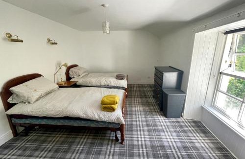 Kilwinning House | Family-Friendly Woodland Getaway - Cosy Gatherings