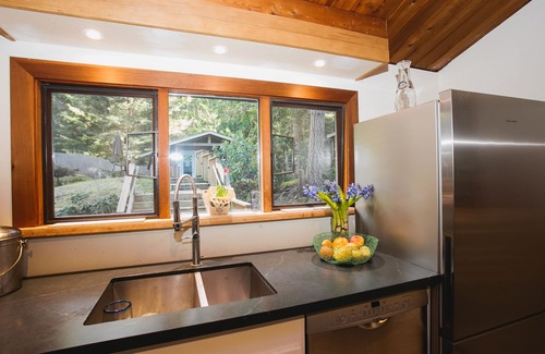 Bowen Island House | Family, Friends, Fido, FIFA - Bowen Island Getaway.
