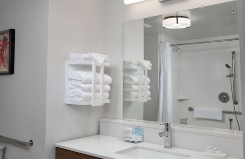 Tigard House | Family & Friends Getaway! 2 Convenient Units, Indoor Pool, Free Breakfast