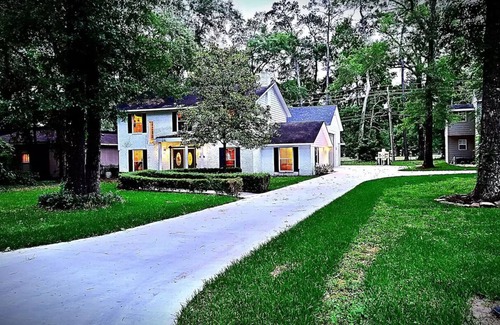 Conroe House | Family & Friends Home away from Home