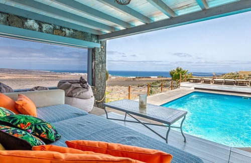 Tabayesco Villa | Family/Friends sized Luxury Villa, 1 km to the beach, private pool, sea views, gym.