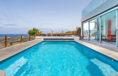 Tabayesco Villa | Family/Friends sized Luxury Villa, 1 km to the beach, private pool, sea views, gym.