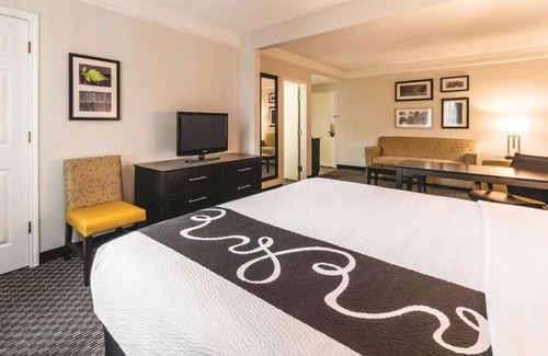 Arsenal House | Family Fun! 3 Units Near Near Milam Square, Pool, FREE Parking, FREE Bfast!
