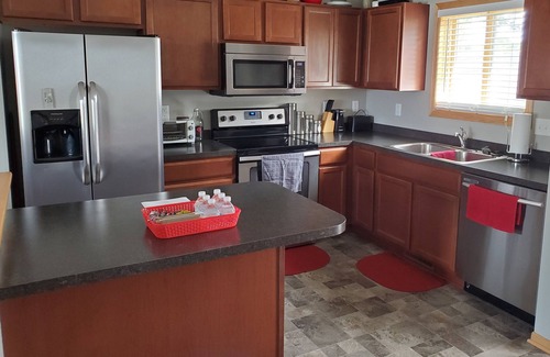 Lincoln House | Family, Fun, and Football! 7mins from Downtown Lincoln! Quiet Neighborhood!