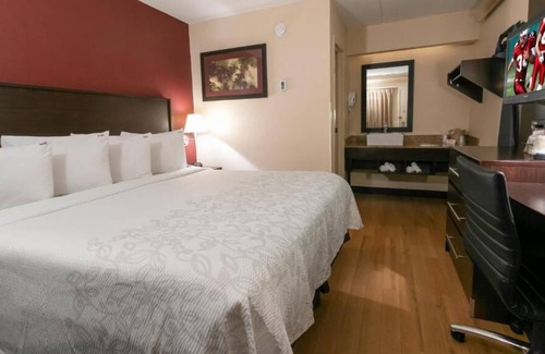 Statesville Hotel | Family Fun at George Pappas' Victory Lanes! Pet-friendly Hotel, FREE Parking!