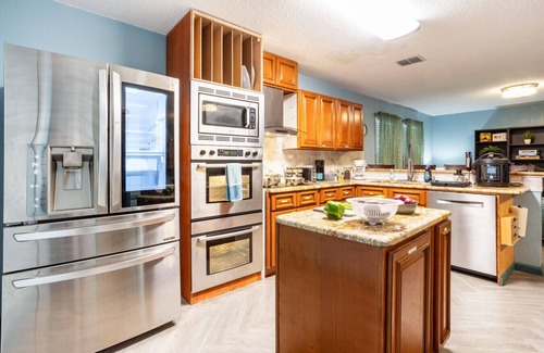 Dallas House | Family Fun for 12 – Game Room, 2 Kings, 6 TVs, 300Mbps, Patio & Massage Chair