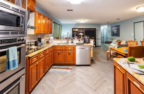 Dallas House | Family Fun for 12 – Game Room, 2 Kings, 6 TVs, 300Mbps, Patio & Massage Chair