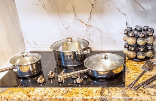 Dallas House | Family Fun for 12 – Game Room, 2 Kings, 6 TVs, 300Mbps, Patio & Massage Chair
