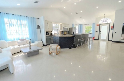 Edgewood House | Family Fun Fort Lauderdale: Pool, Games & Sleeps 10