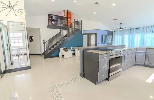Edgewood House | Family Fun Fort Lauderdale: Pool, Games & Sleeps 10