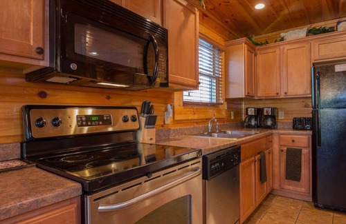 Hemlock Hills Cabin | Family Fun Getaway-Hot Tub, Theater + More- 2 mi to Gatlinburg Arts & Crafts!