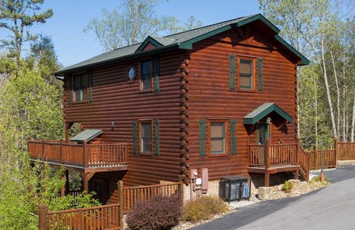 Hemlock Hills Cabin | Family Fun Getaway-Hot Tub, Theater + More- 2 mi to Gatlinburg Arts & Crafts!
