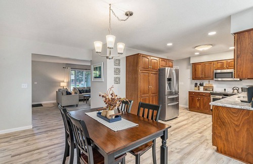 Stevensville House | Family Fun House: Hot Tub*Ping Pong*Nintendo*Fire