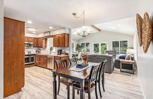 Stevensville House | Family Fun House: Hot Tub*Ping Pong*Nintendo*Fire