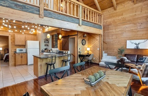 Prescott House | Family Fun Log Cabin - Game Room, Slide & Hot Tub!