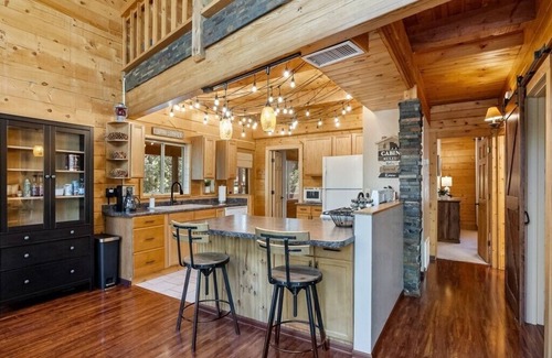 Prescott House | Family Fun Log Cabin - Game Room, Slide & Hot Tub!