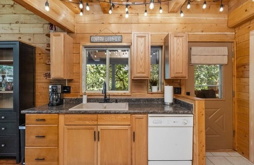 Prescott House | Family Fun Log Cabin - Game Room, Slide & Hot Tub!