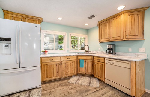 Gaylord House | Family Fun on Otsego Lake - HUGE yard, kayaks, paddleboards, zip line and more!