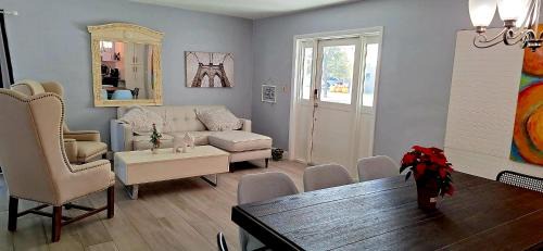 Cutler Bay Apartment | Family Getaway 3-bedroom Private Duplex House parking WiFi BBQ GRILL pet-friendly