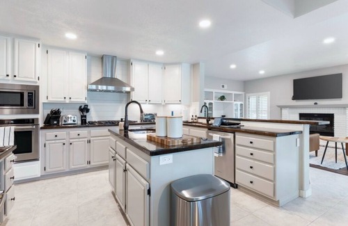 Felicita House | Family Getaway: Game Room/MiniGolf/Pool/HotTub!