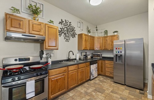 Loveland House | Family Getaway | Games & Dog Friendly Fenced Yard