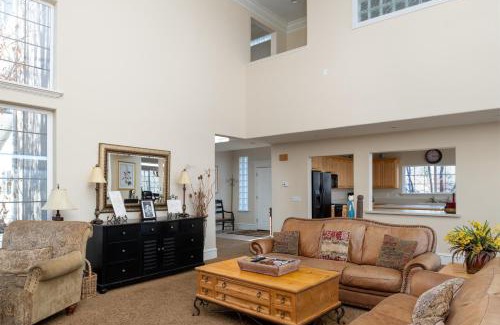 Midway House | Family Getaway-Hot Tub, Ice Castles & Tubing HS home