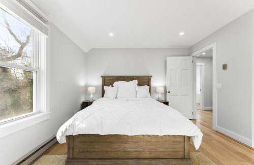 Vineyard Haven House | Family Getaway Walkable to Town