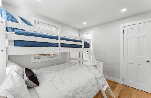 Vineyard Haven House | Family Getaway Walkable to Town