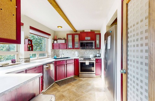 Gig Harbor House | Family getaway with private hot tub, fireplace, kayaks and W/D