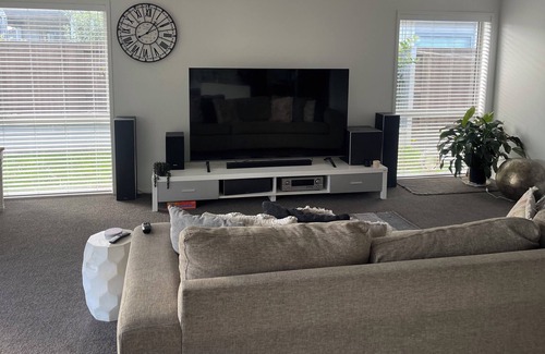 Pyes Pa House | Family Home, 3 Minutes to Mall, Cinema and Restaurants lake Walks,5mins to Mount