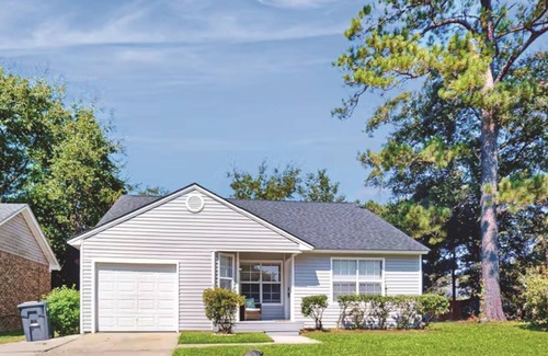 Whitemarsh Island House | Family Home between Downtown & Tybee - BR/2BA Home, Sleeps 6