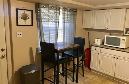 Morris Park Apartment | Family Home In A Quiet & Safe neighborhood 3 near 2 train, Bronx Zoo