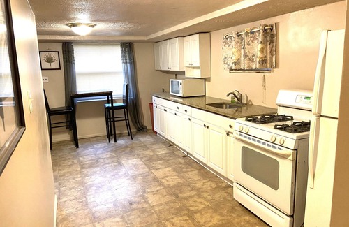 Morris Park Apartment | Family Home In A Quiet & Safe neighborhood 3 near 2 train, Bronx Zoo
