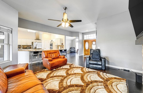 Greenacres House | Family Home in Bakersfield w/Zip Line