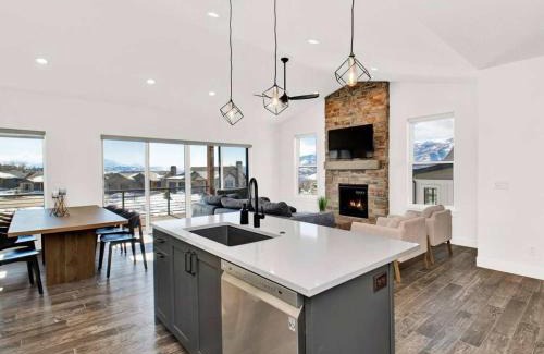 Wolf Creek House | Family Home in Eden w Hot Tub and Gym
