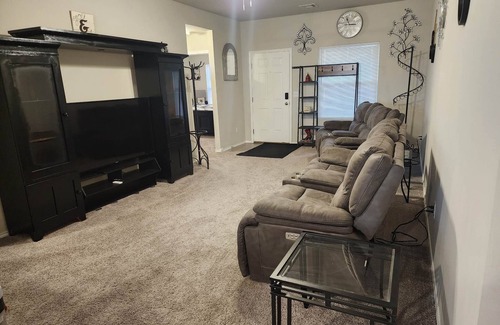 Newcastle House | Family Home in Small Country Town 15 min from OKC