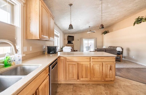 La Pine House | Family Home- Near Sunriver, Close to hiking and skiing