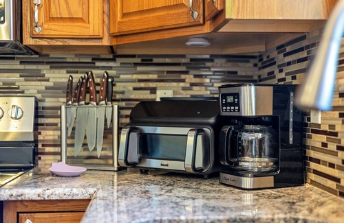 Albrightsville House | FAMILY HOME , PETS FRIENDLY, HOT TUB, FIREPIT, 2 KAYAKS, 2 BLOCKS TO MAIN LAKE