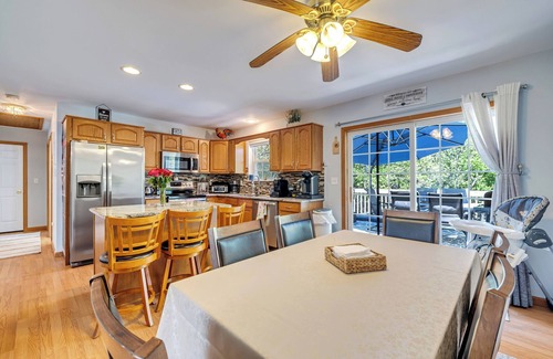 Albrightsville House | FAMILY HOME , PETS FRIENDLY, HOT TUB, FIREPIT, 2 KAYAKS, 2 BLOCKS TO MAIN LAKE