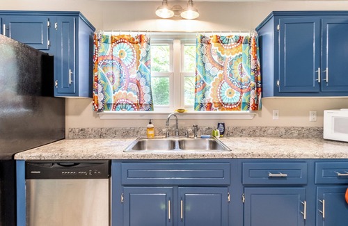Red Bank House | Family Home + Playroom + Garage 10min to Downtown
