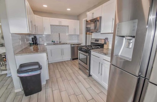 Southeast House | Family Home TV's indoor Sauna, Large Yard & Golf Theme Near Rail and easy access