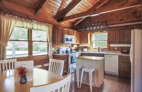 Baxter Cabin | Family Home w/Porch & Center Hill Lake Views!