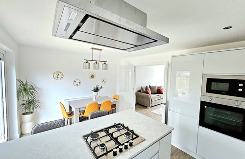 Newton Mearns House | Family Home with Free Parking