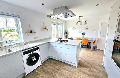 Newton Mearns House | Family Home with Free Parking