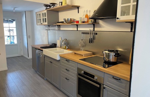 Leon House | Family home with heated pool ideally located between village and lake