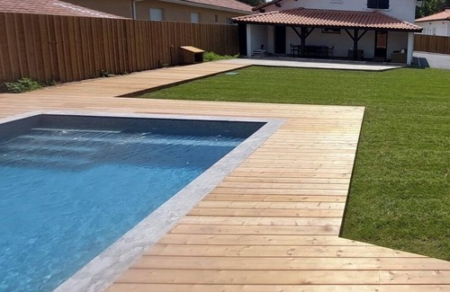 Leon House | Family home with heated pool ideally located between village and lake