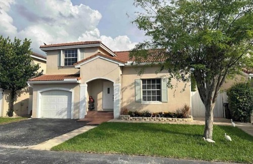 Coconut Creek House | Family Home with Private Pool sleeps 6-8